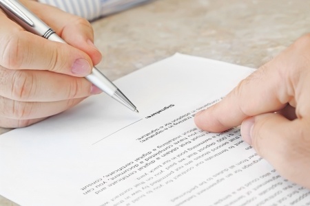 Wer den Kaufvertrag für ein Haus gemeinsam unterzeichnet, sollte Vertrauen zueinander haben.